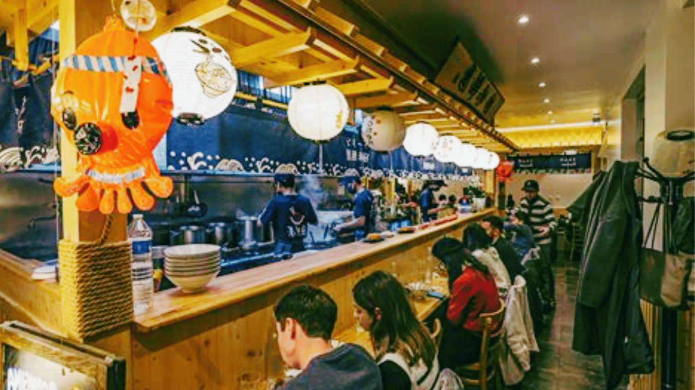 intérieur restaurant typique japonais avec lanternes au plafond