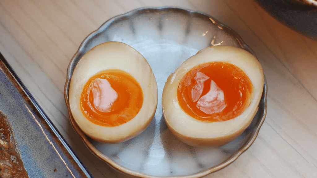 photo de deux œufs mollet mariné style ajitsuke tamago