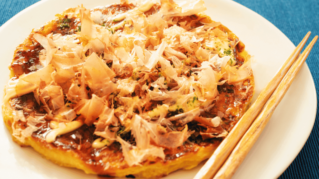 visuel d'un okonomiyaki, sorte de crêpe japonaise salée