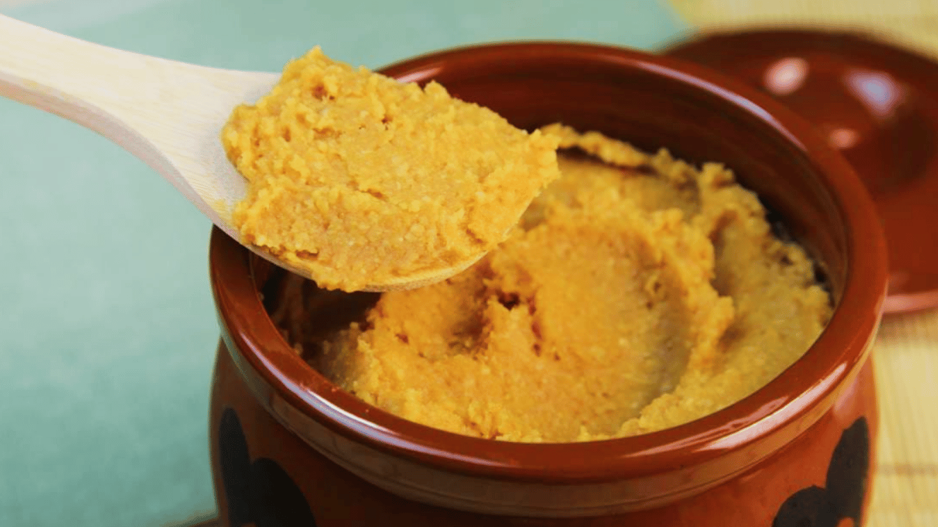 pate miso dans un bol